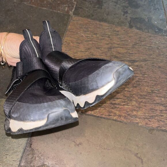 Sorel Kinetic Sneak Shoes Women 8 Black Slip On Strap Low Top Sneakers Logo - Picture 11 of 11